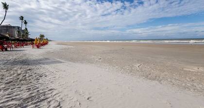 Apto a 300 m da Praia do Sul com Piscina e Quadra