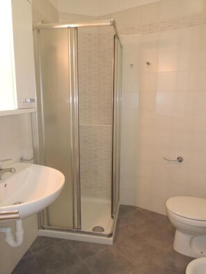 Bathroom - Convenient Beachside Flat With Pool (Lignano Sabbiadoro)