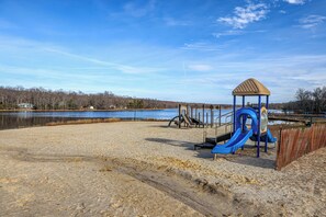 Children’s area - Cozy Family Retreat w/ Fire Pit Near Kalahari & Camelback (Albrightsville)
