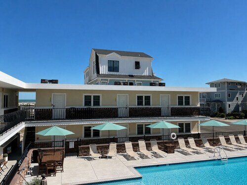 Freshly Updated Beachside Condo, Steps to Sand, Linens Included, Sleeps 4!