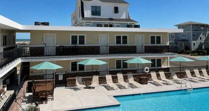 Freshly Updated Beachside Condo, Steps to Sand, Linens Included, Sleeps 4!