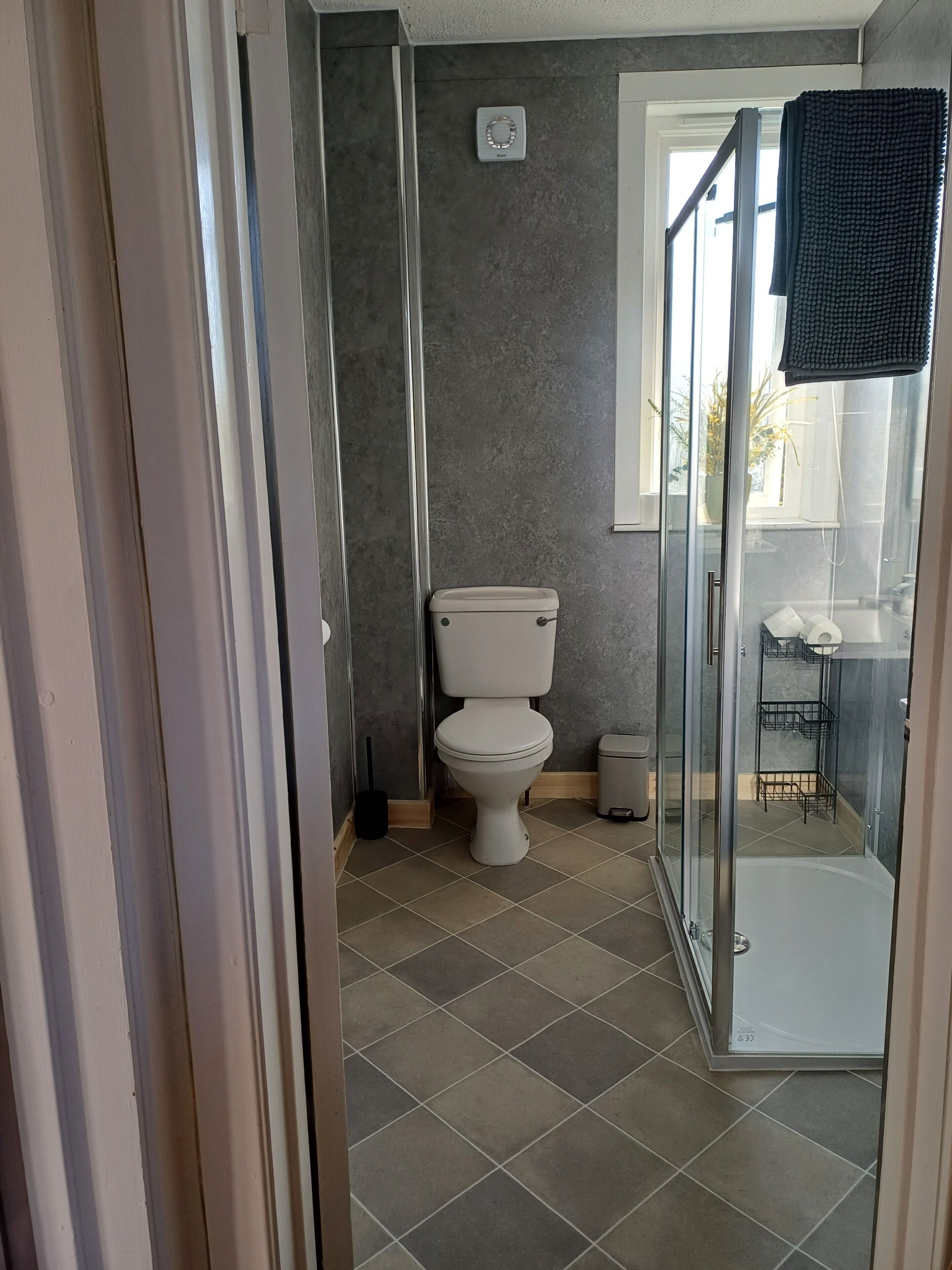 Douche, serviettes fournies, papier toilette