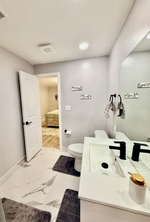 Shower, towels, soap, toilet paper - Charming Relaxing Modern Retreat in Sunrise (Sunrise)