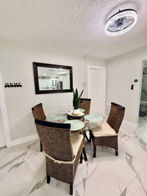Dining - Charming Relaxing Modern Retreat in Sunrise (Sunrise)