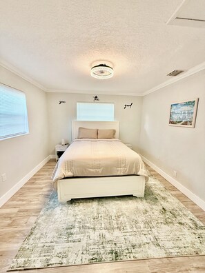 Iron/ironing board, WiFi, bed sheets - Charming Relaxing Modern Retreat in Sunrise (Sunrise)