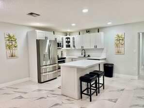 Private kitchen - Charming Relaxing Modern Retreat in Sunrise (Sunrise)