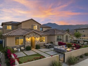 Outdoor dining - Furnished Patio + Putting Green: La Quinta Home (La Quinta)