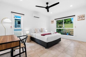 3 bedrooms, desk, iron/ironing board, WiFi - Cullen Bay Retreat | Pool, Balcony & Marina Stroll (Larrakeyah)