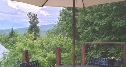 Cozy 3-bedroom cabin - close to Burke Mtn & Kingdom Trails- 6.5 miles from I-91
