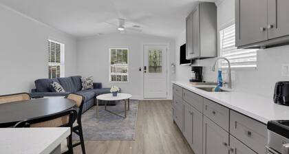 Renovated Naples Retreat- Resort Pool & Game Room