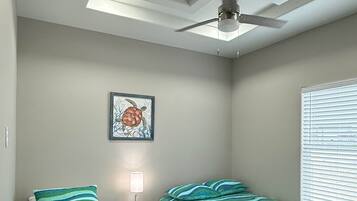 Tabla de planchar con plancha, wifi y ropa de cama