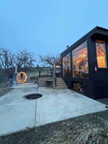 Modern 2-bedroom 100% off-grid cabin in delightful Goldendale with AC.