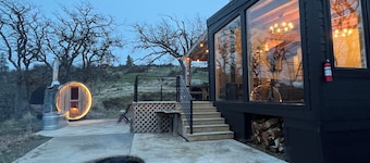 Modern 2-bedroom 100% off-grid cabin in delightful Goldendale with AC.