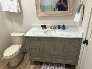 Haartrockner, Handtücher, Seife, Toilettenpapier