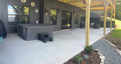 Mountain View Rental 5 minutes to Historic Blowing Rock! Private Hot tub!