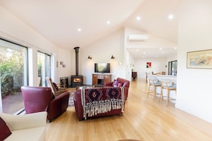 Smart TV, fireplace