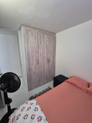 Tabla de planchar con plancha, internet y ropa de cama 