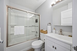 Douche, sèche-cheveux, serviettes fournies, savon