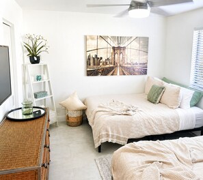 Iron/ironing board, WiFi, bed sheets - Cozy 2-bedroom private-corner cottage in soothing Palm Beach Gardens with AC. (Palm Beach Gardens)