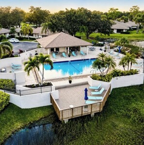 Pool - Cozy 2-bedroom private-corner cottage in soothing Palm Beach Gardens with AC. (Palm Beach Gardens)