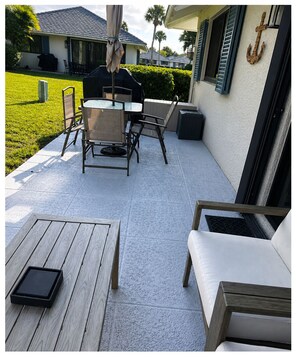 Outdoor dining - Cozy 2-bedroom private-corner cottage in soothing Palm Beach Gardens with AC. (Palm Beach Gardens)
