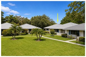 Exterior - Cozy 2-bedroom private-corner cottage in soothing Palm Beach Gardens with AC. (Palm Beach Gardens)