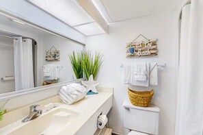 Een haardroger, handdoeken, zeep, shampoo