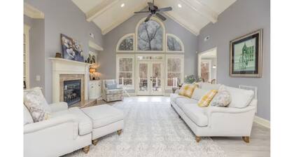 Lakefront, Theater, Gym, Fire Pit, Lily pad, Pool table, Kayaks, Paddle board