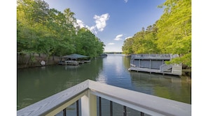 Une rivière avec des quais et un hangar à bateaux.