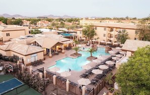 A resort with a swimming pool, sun loungers, a basketball court, and a tennis court. - Luxury Grand Vacation Stay in Lovely Scottsdale (Scottsdale)