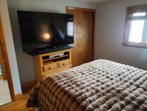 2 bedrooms, WiFi, bed sheets, wheelchair access - Top Floor Boston Skyline Retreat Near Logan, & Transportation to FIFA CUP 2026 (Saugus)