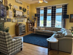 Smart TV, fireplace, books, printers - Spacious KC World Cup Retreat   4 bath   Sleep 7   Free Parking   Entire Home (Kansas City)