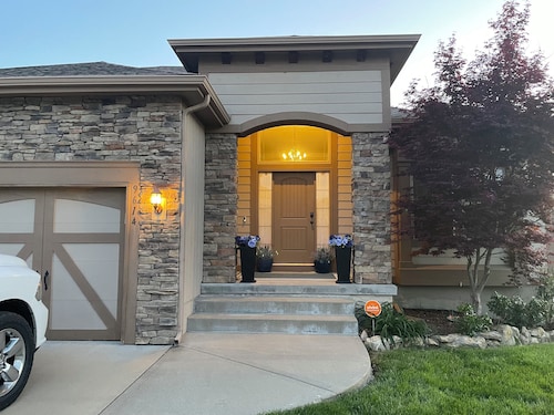 Spacious KC World Cup Retreat   4 bath   Sleep 7   Free Parking   Entire Home