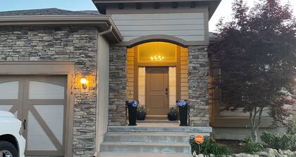 Spacious KC World Cup Retreat 4 bath Sleep 7 Free Parking Entire Home