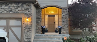 Spacious KC World Cup Retreat 4 bath Sleep 7 Free Parking Entire Home