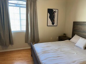 Tabla de planchar con plancha, wifi, ropa de cama