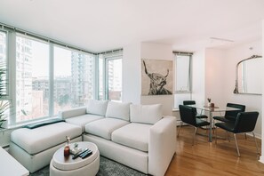 Smart TV - FIFA World Cup Condo With Pool, Gym, and Hottub | Steps to BC Place | Sleeps 4 (Vancouver)