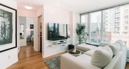 FIFA World Cup Condo With Pool, Gym, and Hottub | Steps to BC Place | Sleeps 4