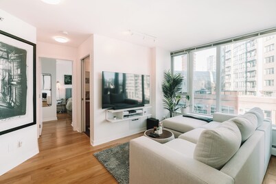 FIFA World Cup Condo With Pool, Gym, and Hottub | Steps to BC Place | Sleeps 4