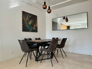 Dining - Rooftop pool & Home Cinema appartment Oasis . Casablanca (Casablanca)