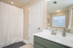 Shower, jetted bath, hair dryer, towels - Charming 3-bedroom house with AC in peaceful Oxford (Oxford)