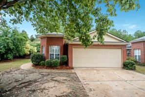 Exterior - Charming 3-bedroom house with AC in peaceful Oxford (Oxford)