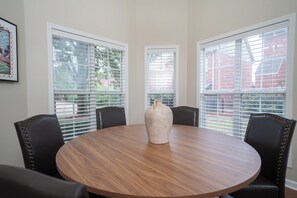 Dining - Charming 3-bedroom house with AC in peaceful Oxford (Oxford)
