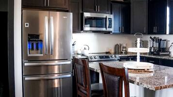 Frigorifero, microonde, forno, piano cottura