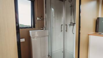 Een douche, een haardroger, handdoeken, shampoo