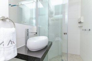 Habitación superior | Baño | Ducha, secador de pelo, toallas y jabón