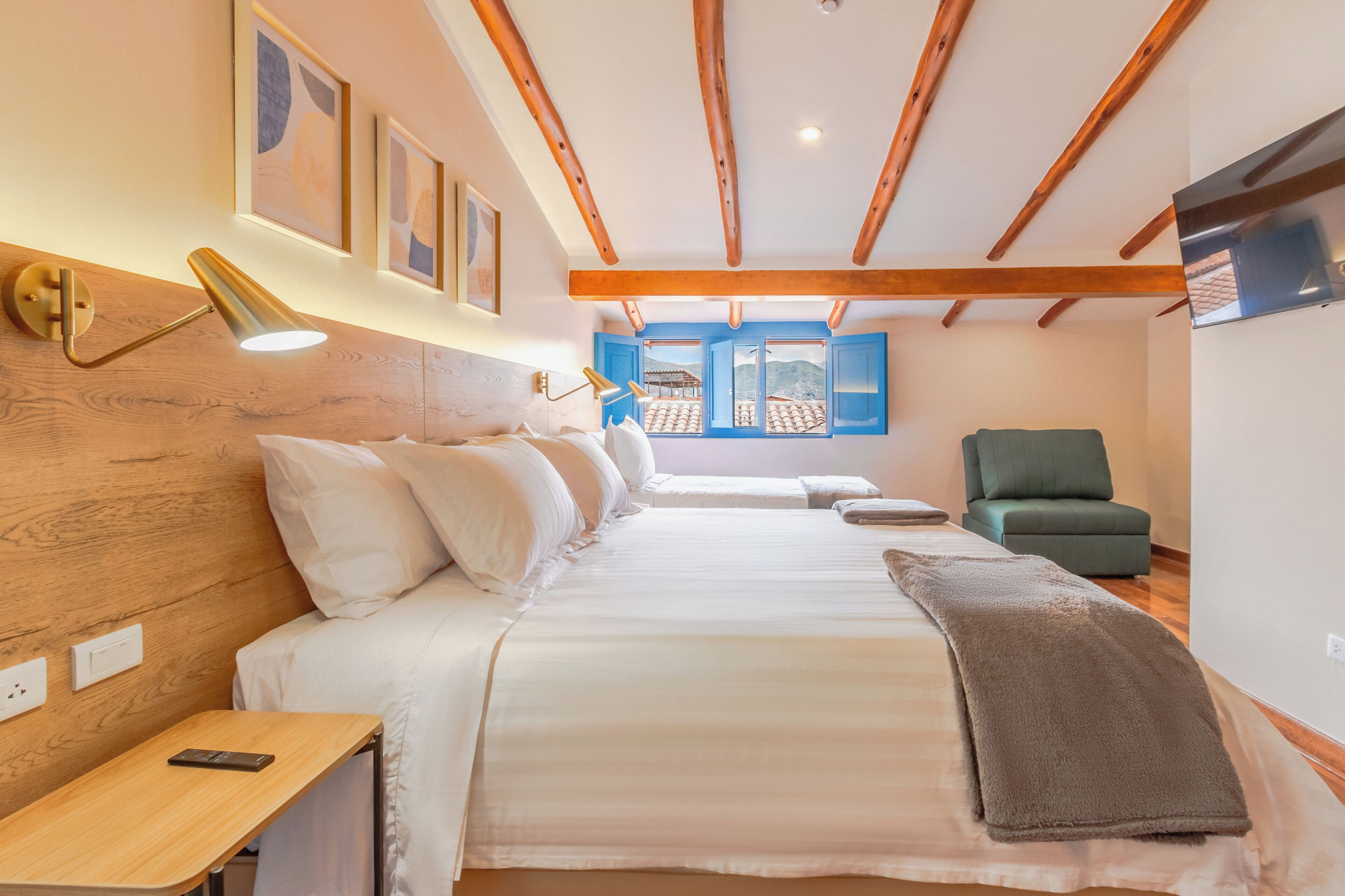 Habitación triple familiar | Caja fuerte, escritorio, espacio para trabajar con un portátil