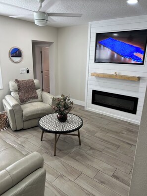 Living area - Pet friendly pool oasis in Orlando (Orlando)