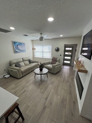 Living area - Pet friendly pool oasis in Orlando (Orlando)