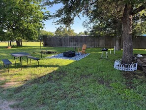 Outdoor dining - Hidden Anchor Retreat -Quiet Glamping Escape Near Lake Somerville TX (Burton)